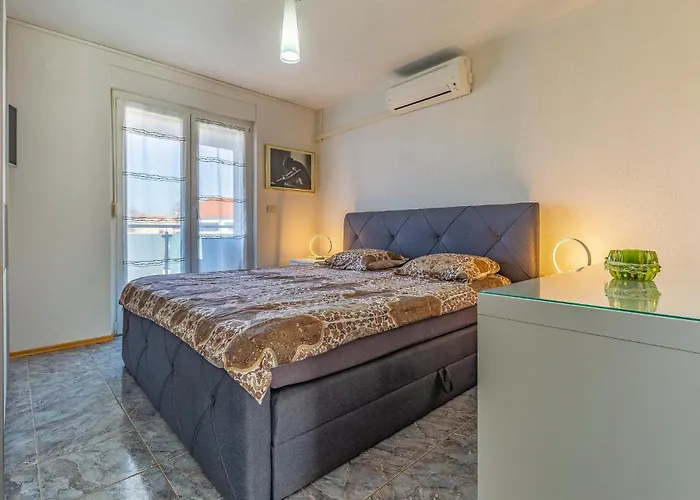 5 Bedroom Amazing In Μεντουλίν