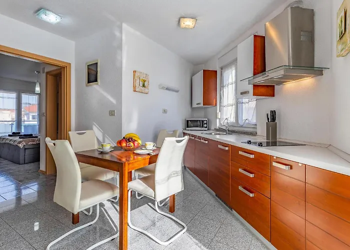 5 Bedroom Amazing In بيت للعطل *