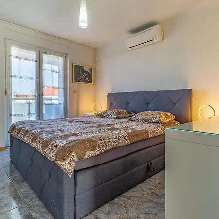 5 Bedroom Amazing In Medulin