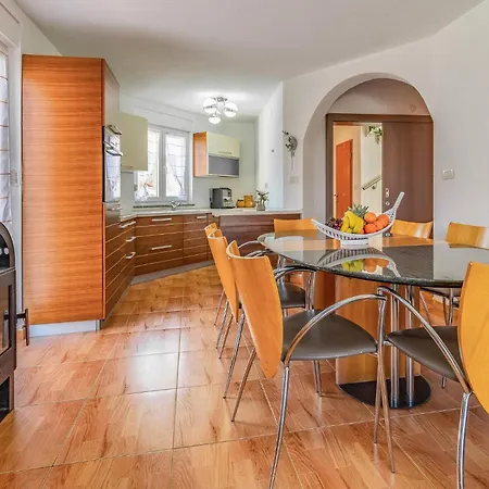5 Bedroom Amazing In Medulin