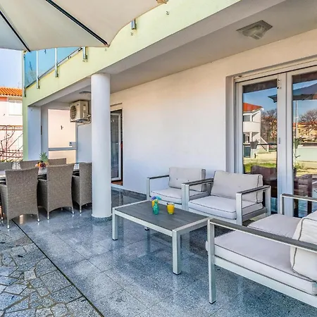 5 Bedroom Amazing In Medulin